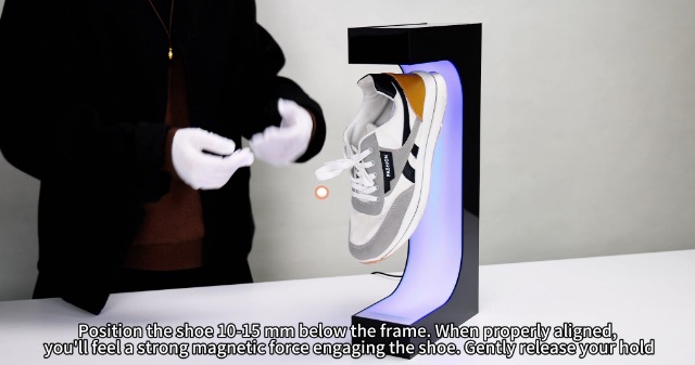靴の置物 Amazon｜スニーカー ディスプレイ 磁気浮上 360°回転